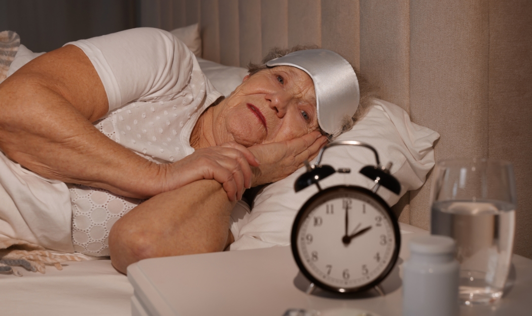 Dormire male dopo i 65 anni: le cause che nessuno ti spiega Dormire male dopo i 65 anni: le cause che nessuno ti spiega