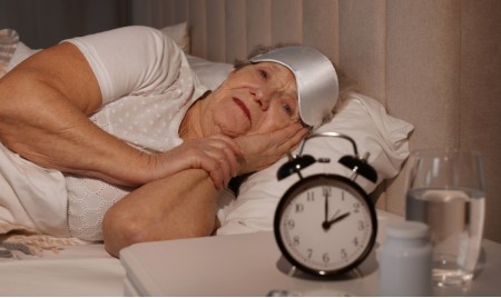 Dormire male dopo i 65 anni: le cause che nessuno ti spiega