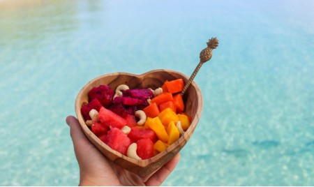 Alimentazione in vacanza: come godersi i piatti tipici senza appesantire il fegato