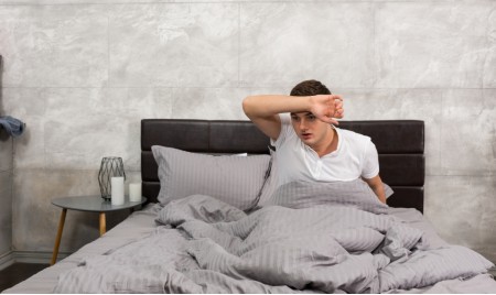 Miti da sfatare: sudare di notte fa bene e purifica il corpo?