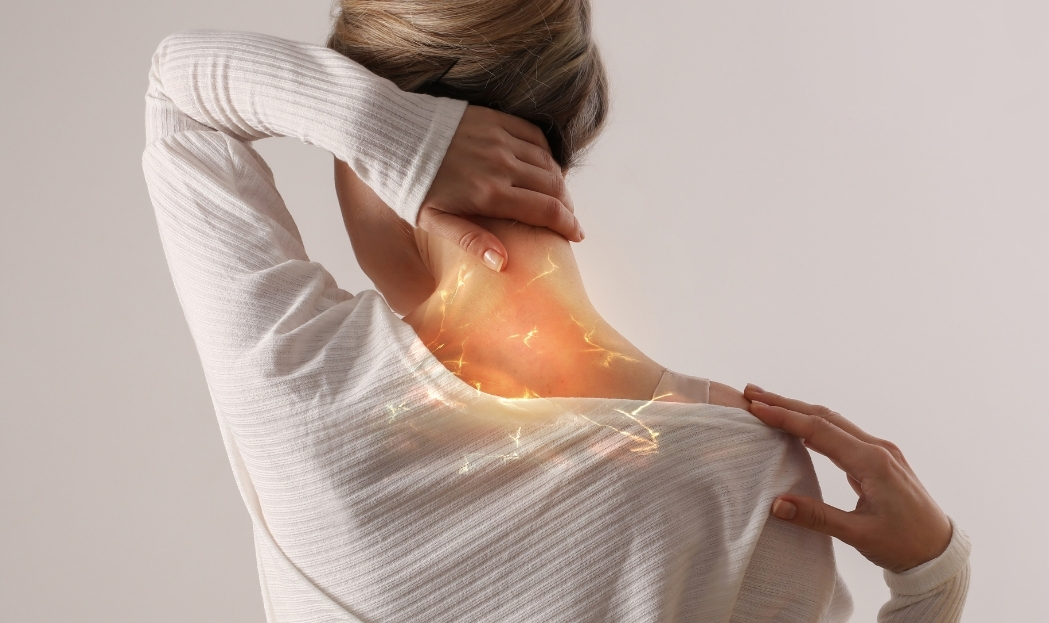 Cervicale e mal di schiena: quanto incidono postura, scrivania e smartphone? Cervicale e mal di schiena: quanto incidono postura, scrivania e smartphone?