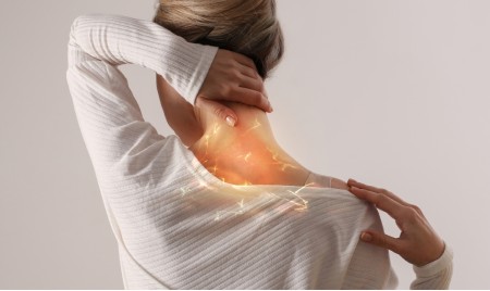 Cervicale e mal di schiena: quanto incidono postura, scrivania e smartphone?