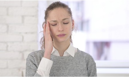Mal di testa da rientro: stress, sonno irregolare o troppe ore davanti agli schermi?